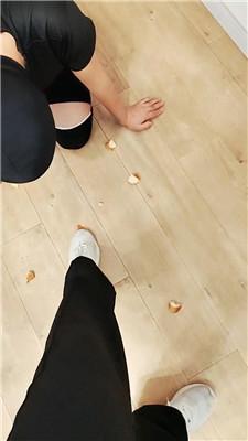 【上海学生主】磕头求主人脚下喂食 JS241011-22