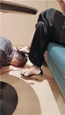 【梦露】家奴清理脏鞋玉足 JS260430-21