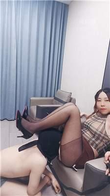 【踩在脚下】坐脸胯下辱-啃吃臭脚丫   JS260919-32
